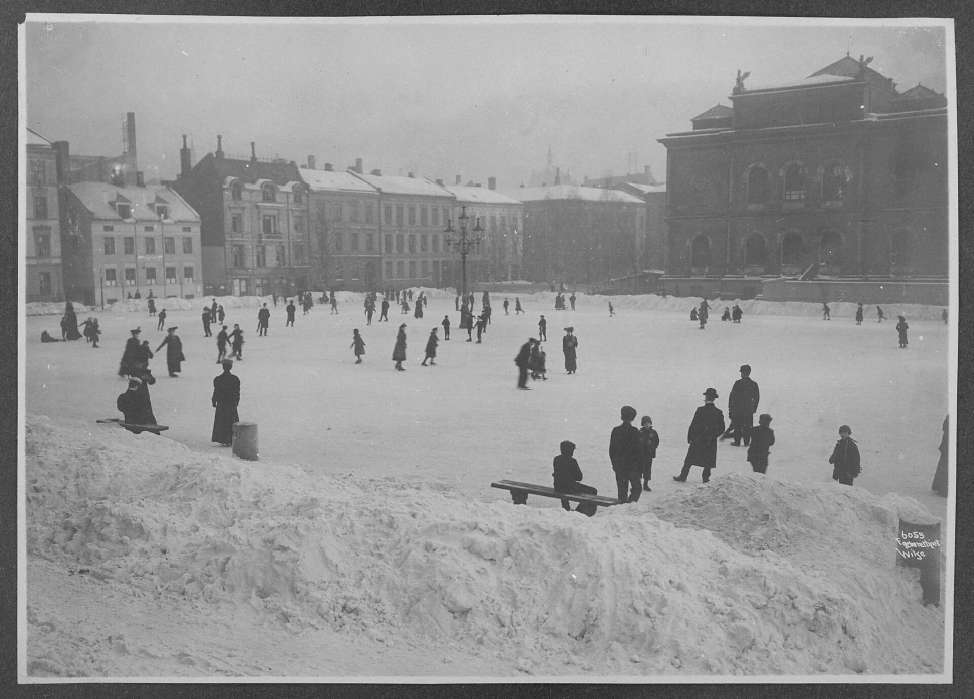Skøytebane 1. desember 1907.&amp;#160;Nasjonalgalleriet&amp;#160;i bakgrunnen venter fremdeles på sin nordre fløy.