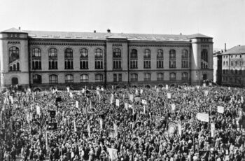1.&amp;#160;mai&amp;#160;i Oslo, 1933. Demonstrasjonstoget stiller opp på&amp;#160;Tullinløkka&amp;#160;før avmarsj.