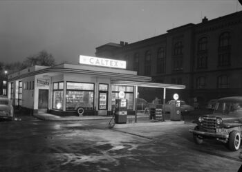 Caltex bensinstasjon i nattemørket i 1957.