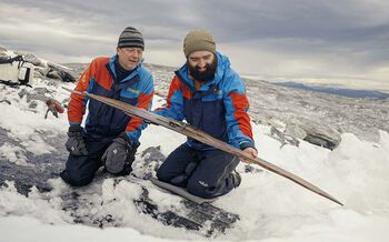 Fornøyde arkeologer studerer skien. Fra venstre Espen Finstad, fra Secrets of the Ice-prosjektet og Innlandet fylkeskommune, og Julian Post-Melby, fra Kulturhistorisk museum.